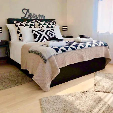 Paradise Lake View Apartment *